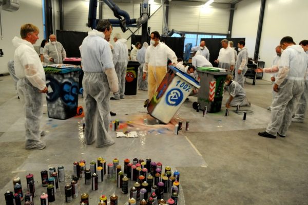 Graffiti workshop binnen vuilnisbak Graffiti workshop binnen vuilnisbak
